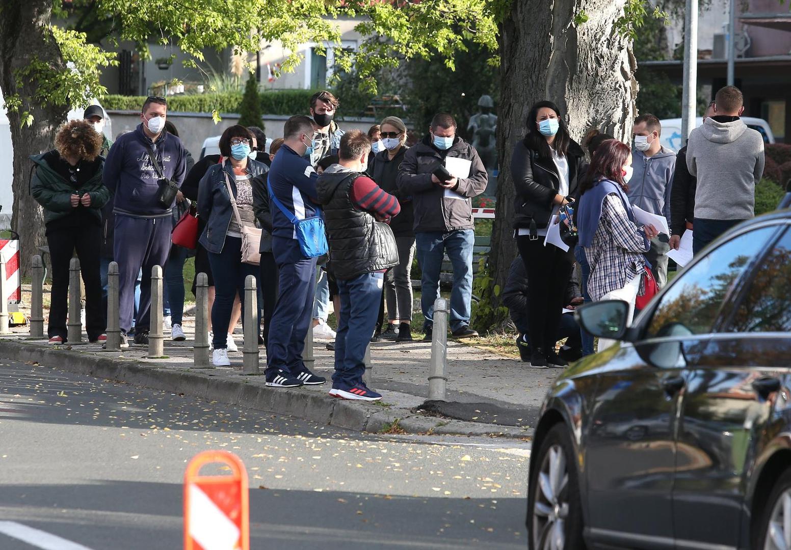 10.10.2020., Zagreb - Velike guzve ispred nastavnog zavoda za javno zdravstvo Andrija Stampar. Gradjani se testiraju na koronavirus. Photo: Marko Prpic/PIXSELL