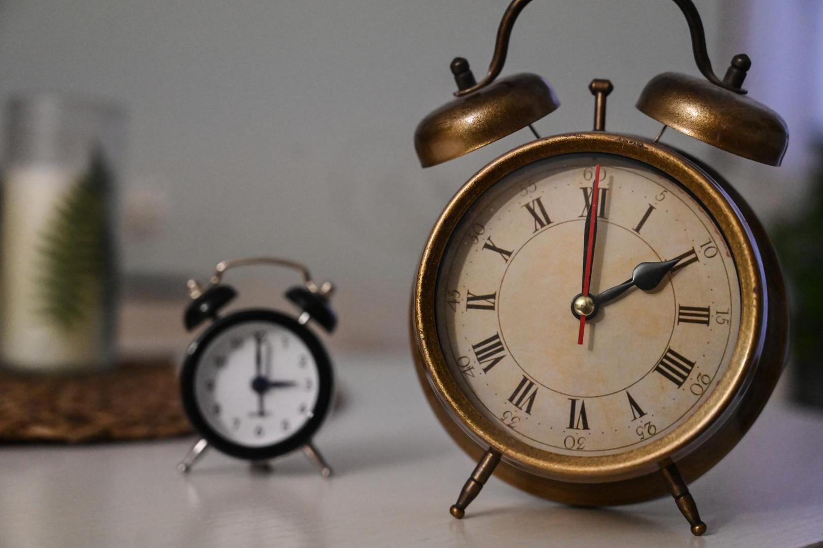 Dok mi vodimo polemike, velika većina svjetskog stanovništva živi bez te "obaveze". Od otprilike 235 država i teritorija, samo njih šezdesetak prakticira pomicanje sata. Gotovo cijela Azija, uključujući gospodarske divove poput Kine, Indije i Japana, nikada ne dira svoje satove. Kina, unatoč svojoj golemoj površini, funkcionira unutar jedne vremenske zone bez ikakvih sezonskih promjena. Slično je i u Africi, gdje tek pokoja zemlja poput Egipta povremeno eksperimentira s ljetnim vremenom, te u Južnoj Americi, gdje su Brazil i Argentina odustali od te prakse prije više od desetljeća.