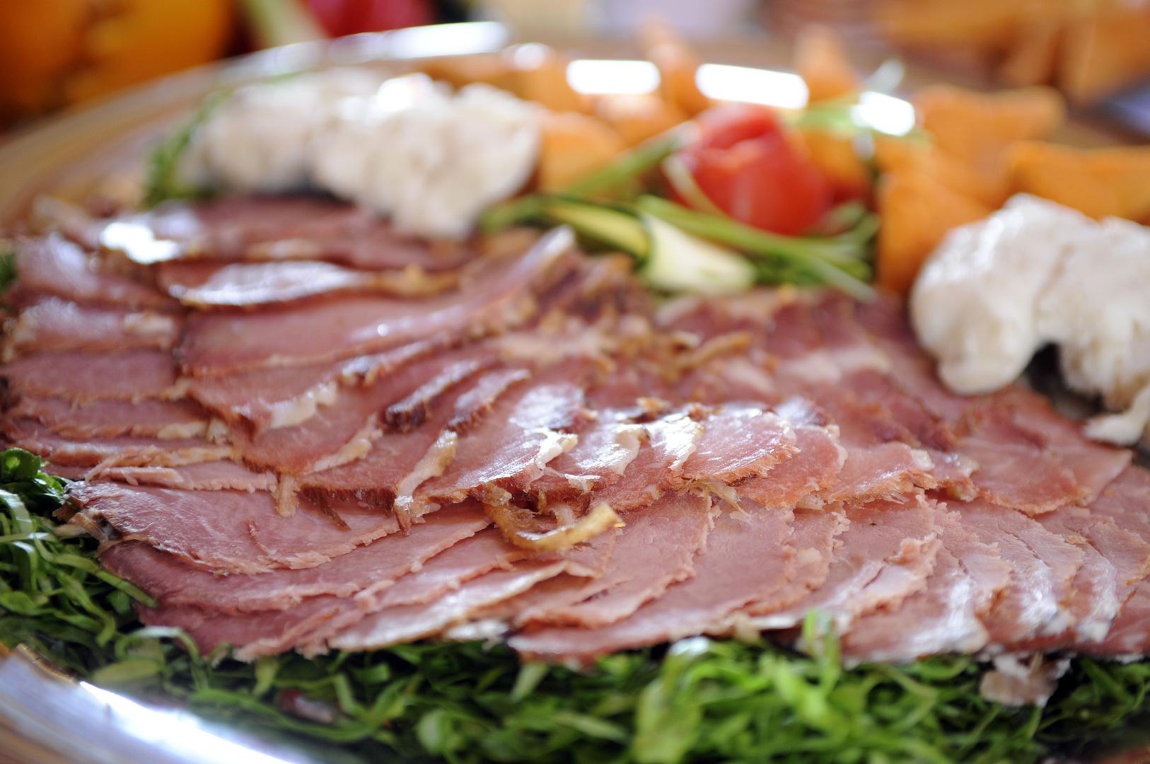 19. Međimursko meso 'z tiblice - proizvod sastavljen od slanine i dimljenih komada svinjskog mesa. Umjereno je slanog okusa i odlikuje se blagim mirisom češnjaka kojim je začinjen. Područje proizvodnje obuhvaća Međimursku županiju.