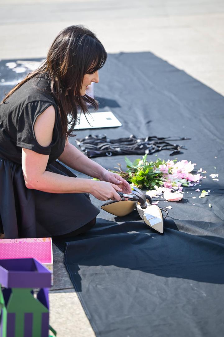 Performans nastaje u kontekstu zabrinjavajuće pozicije žena u Hrvatskoj, gdje se unatoč formalnim zakonodavnim okvirima rodne nejednakosti i dalje reproduciraju kroz svakodnevne prakse i javni diskurs. Visoka stopa rodno uvjetovanog nasilja, učestali slučajevi femicida, nejednak položaj žena na tržištu rada, ograničen pristup političkom odlučivanju te sve snažniji antirodni narativi u javnom prostoru ukazuju na duboko ukorijenjene strukturalne probleme