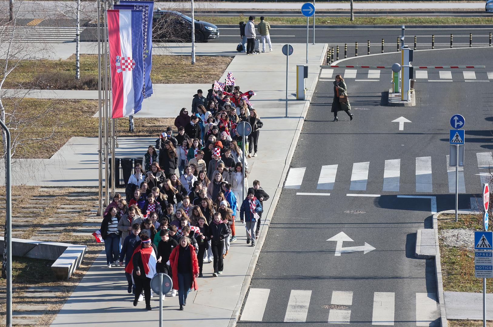 Svi čekaju da pozdrave nove heroje nacija