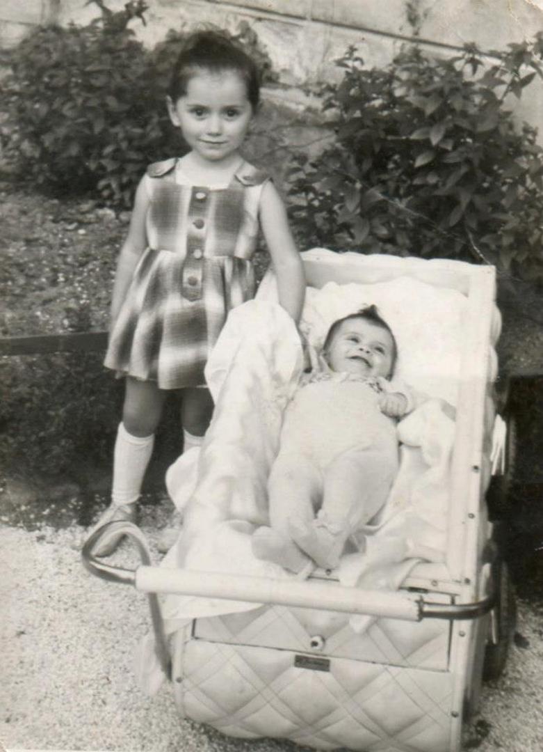 Šeherezada Sučević i Ildeza Tahiri Martelanc poziraju 1958. godine
