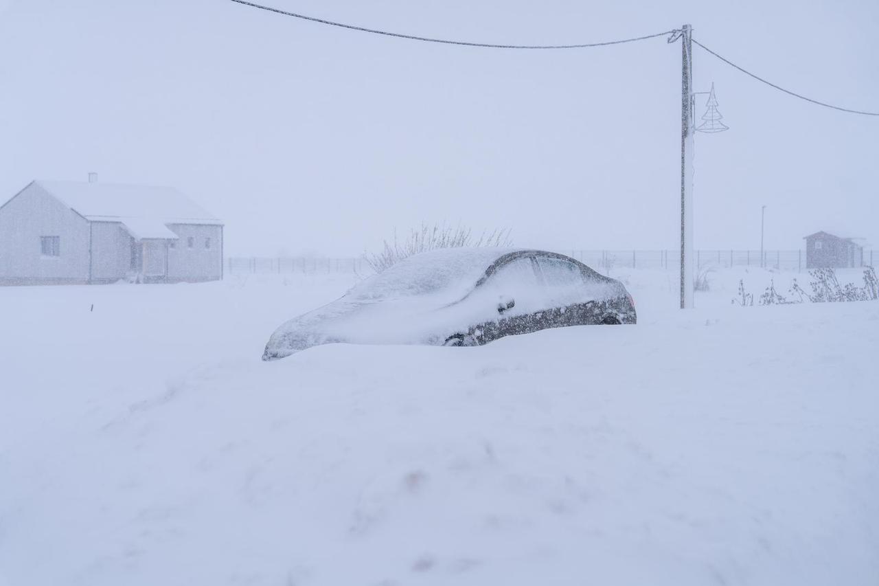 U Vrhovinama i Babinom Potoku palo je oko 50 do 80 cm snijega 