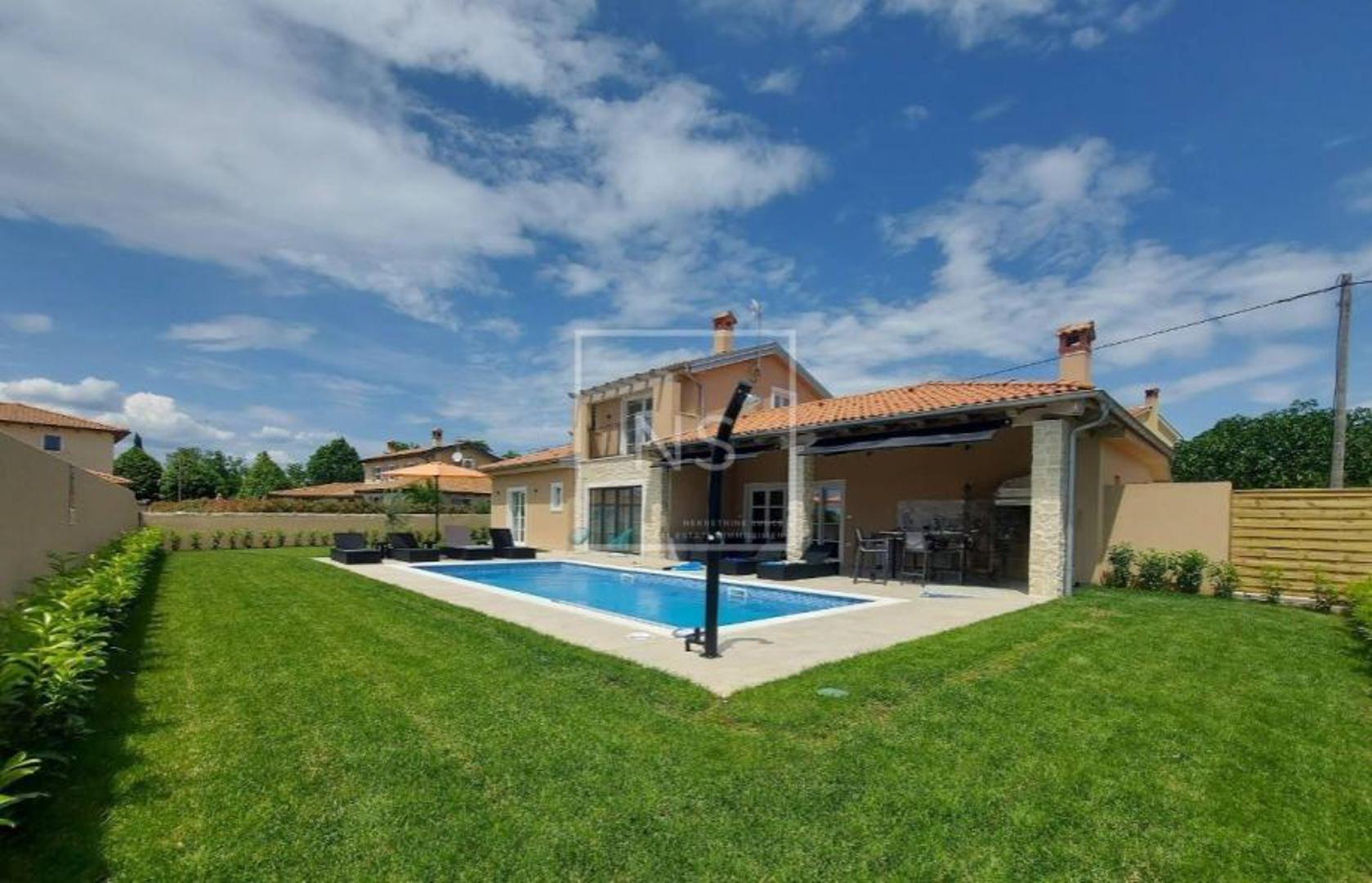 Smještena na parceli od 718 kvadrata, kuća ukupne površine 188 četvornih metara sastoji se od dvije stambene jedinice – glavne kuće na dvije etaže i potpuno opremljenog studio apartmana od 25 kvadrata s vlastitim ulazom.

