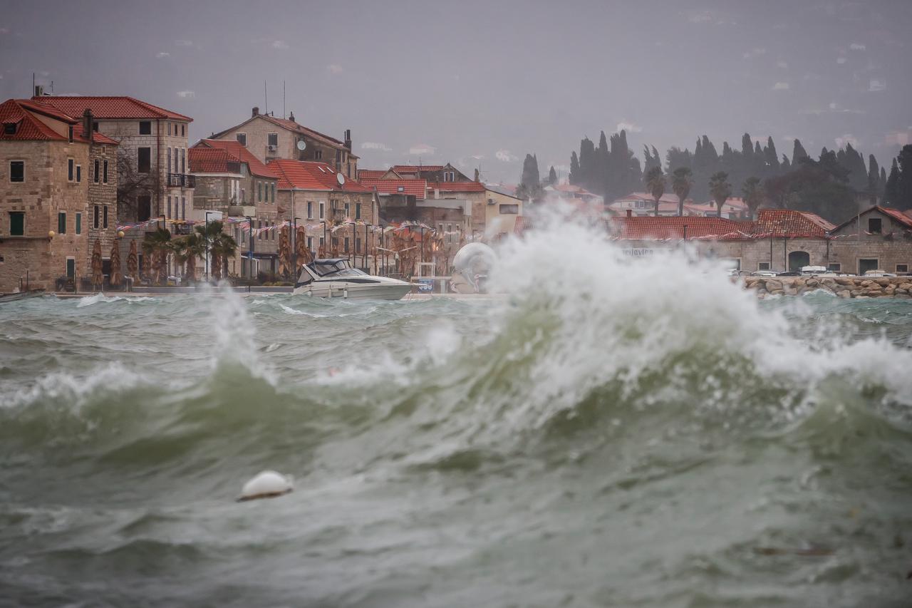 Orkansko jugo na rivi u Kaštelima