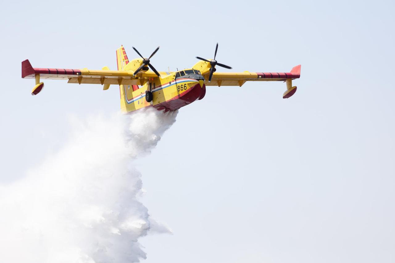 Zadar: Požar koji je izbio u blizini gradkog deponija ugašen uz pomoć kanadera