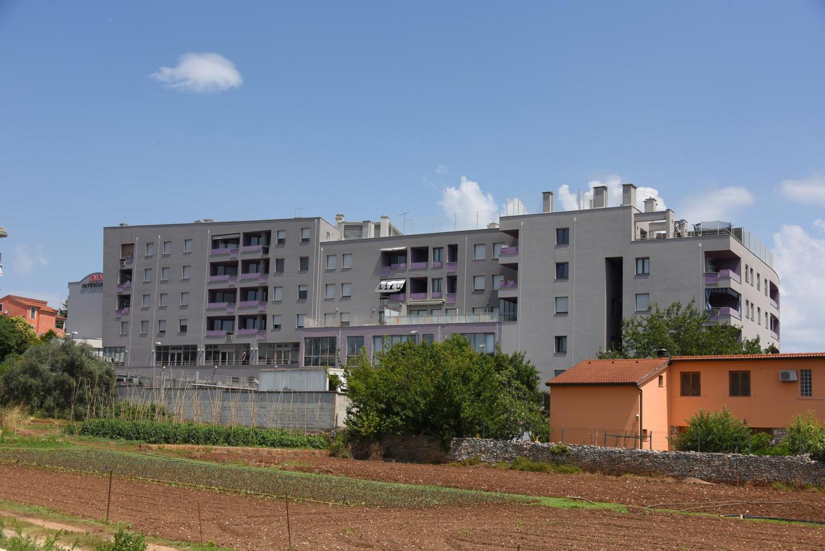 Prema neslužbenim informacijama, do incidenta je došlo pri postupku deložacije iz poslovnog prostora, piše Glas Istre.

