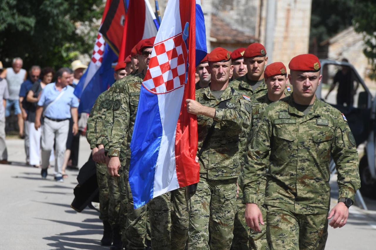 Oklaj: Predsjednik Milanović polaganjem vijenaca odao počast poginulima braniteljima