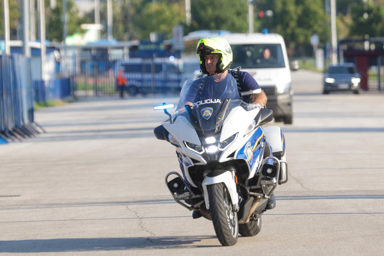 Zagreb: Dolazak igrača AEK-a na stadion pod velikom policijskom pratnjom