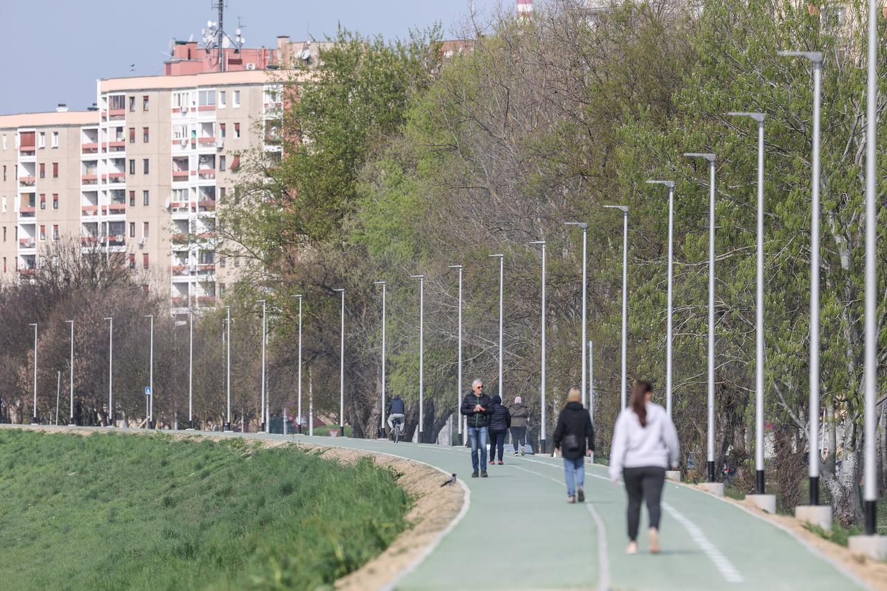 Zagreb: Greenway biciklističko pješačka staza na nasipu u naselju Savica