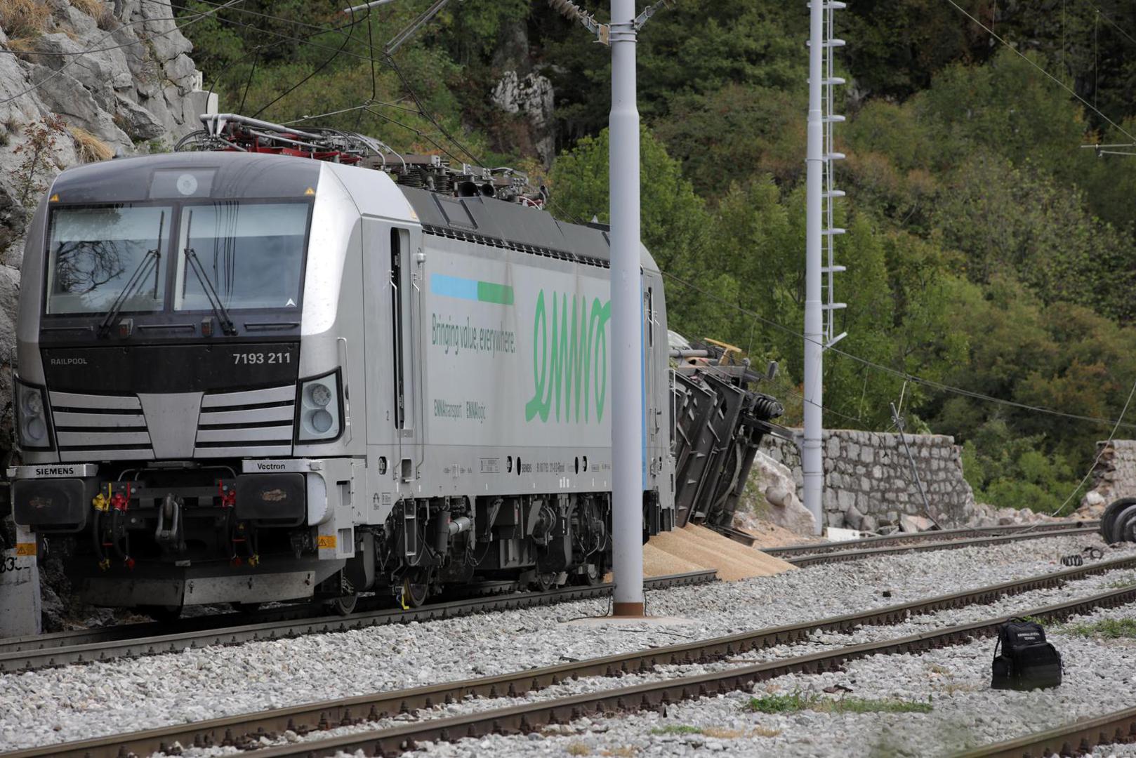 Prema informacijama HŽ Infrastrukture, nesreća se dogodila u 9.25 sati. Strojovođa je prije iskliznuća obavijestio dispečera da su vlaku otkazale kočnice te da ga ne može zaustaviti.