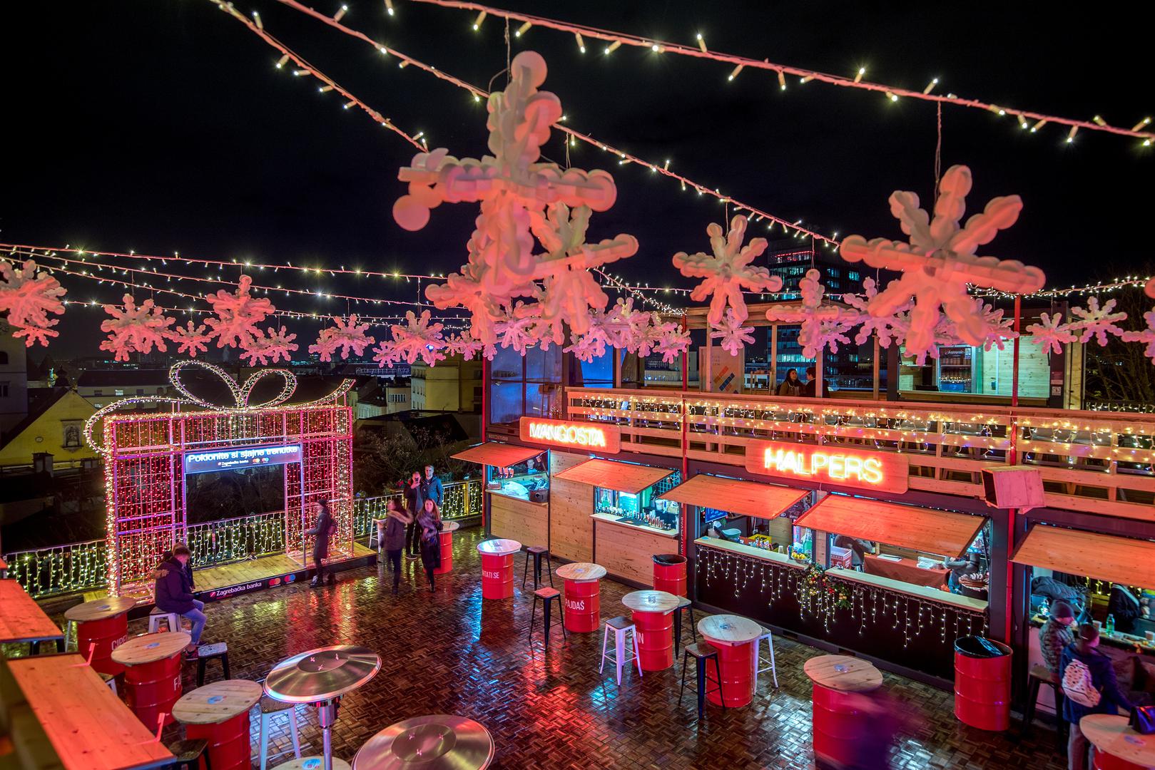 Kućice su postavljene, a sve je okićeno šarenim lampicama.