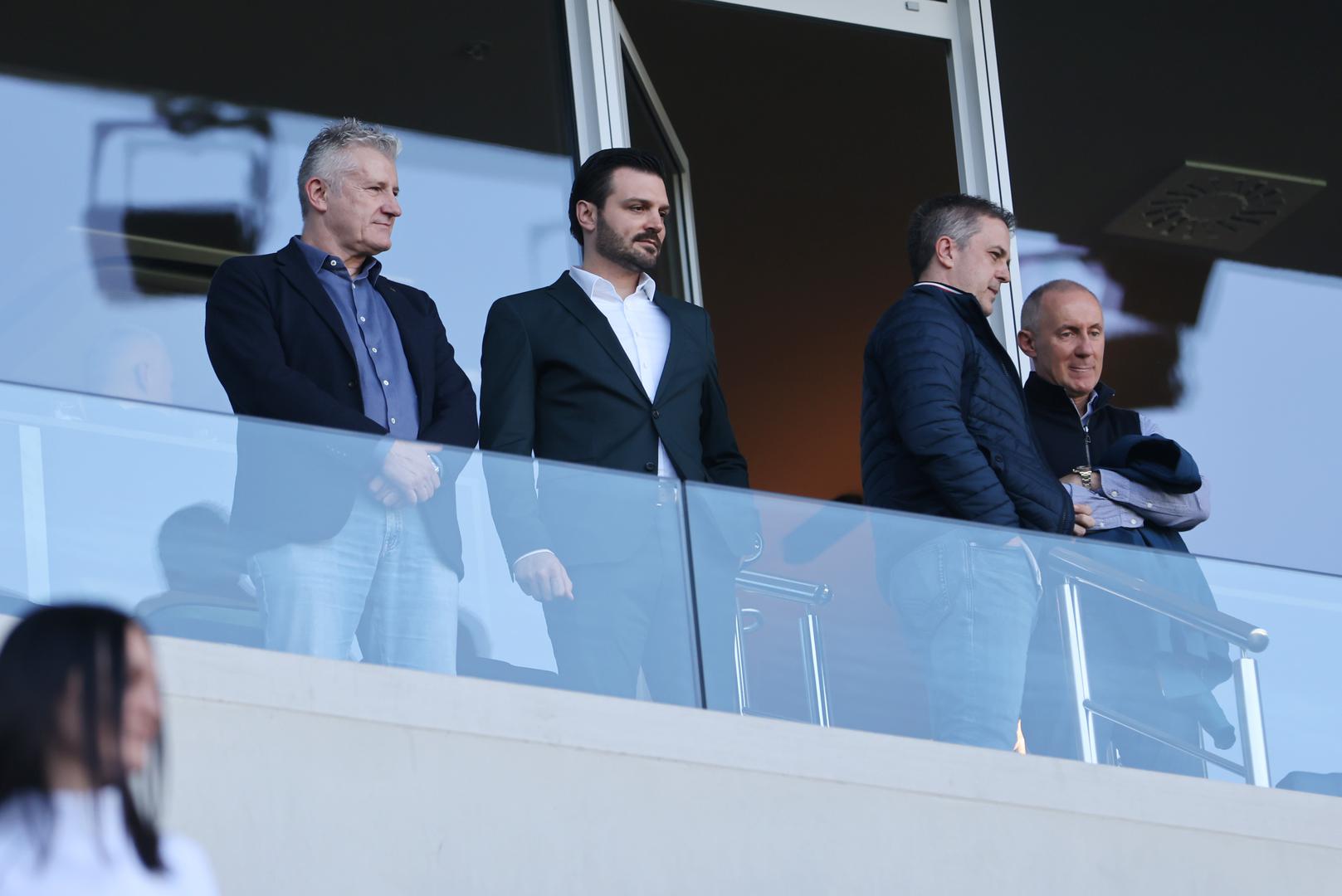 Nakon dugo vremena izbivanja iz hrvatske javnosti, bivši predsjednik HNS-a i najbolji strijelac Vatrenih, Davor Šuker, snimljen je na tribinama u rodnom Osijeku. Legendarni nogometaš pratio je važnu pobjedu svog matičnog kluba.