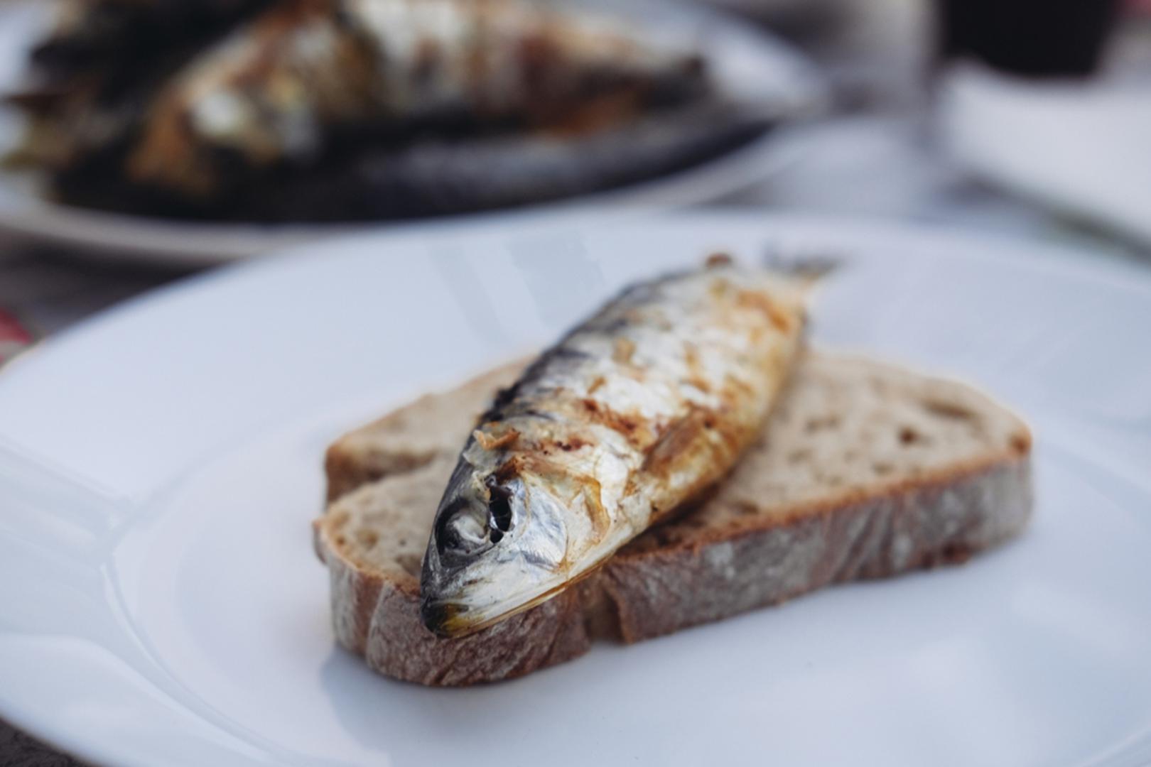 Sardine: Sardine su mala riba velikih nutritivnih vrijednosti. Bogate su zdravim masnoćama, proteinima i mineralima, a praktične su jer se mogu jesti svježe, pečene ili iz konzerve. Uz integralni kruh, rajčicu, maslinovo ulje i malo limuna mogu postati jednostavan, brz i vrlo hranjiv obrok.