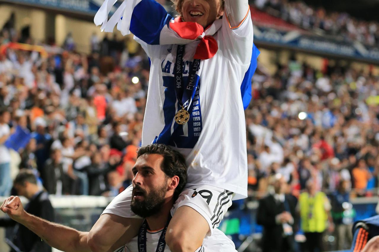Soccer - UEFA Champions League - Final - Real Madrid v Atletico Madrid - Estadio Da LuzReal Madrid's Luka Modric celebrates with the UEFA Champions League TrophyNick Potts Photo: Press Association/PIXSELL