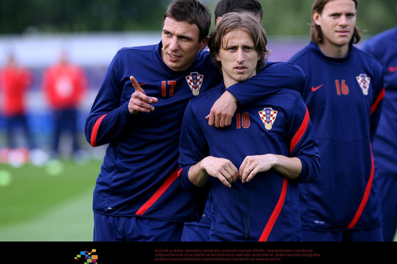 '05.06.2012., Sielanka nad Pilica, Warka - Reprezentacije Hrvatske odrzala je otvoreni trening za gledatelje prvi dan dolaska u kamp u kojem ce biti smjesteni tijekom Europskog prvenstva. Luka Modric,