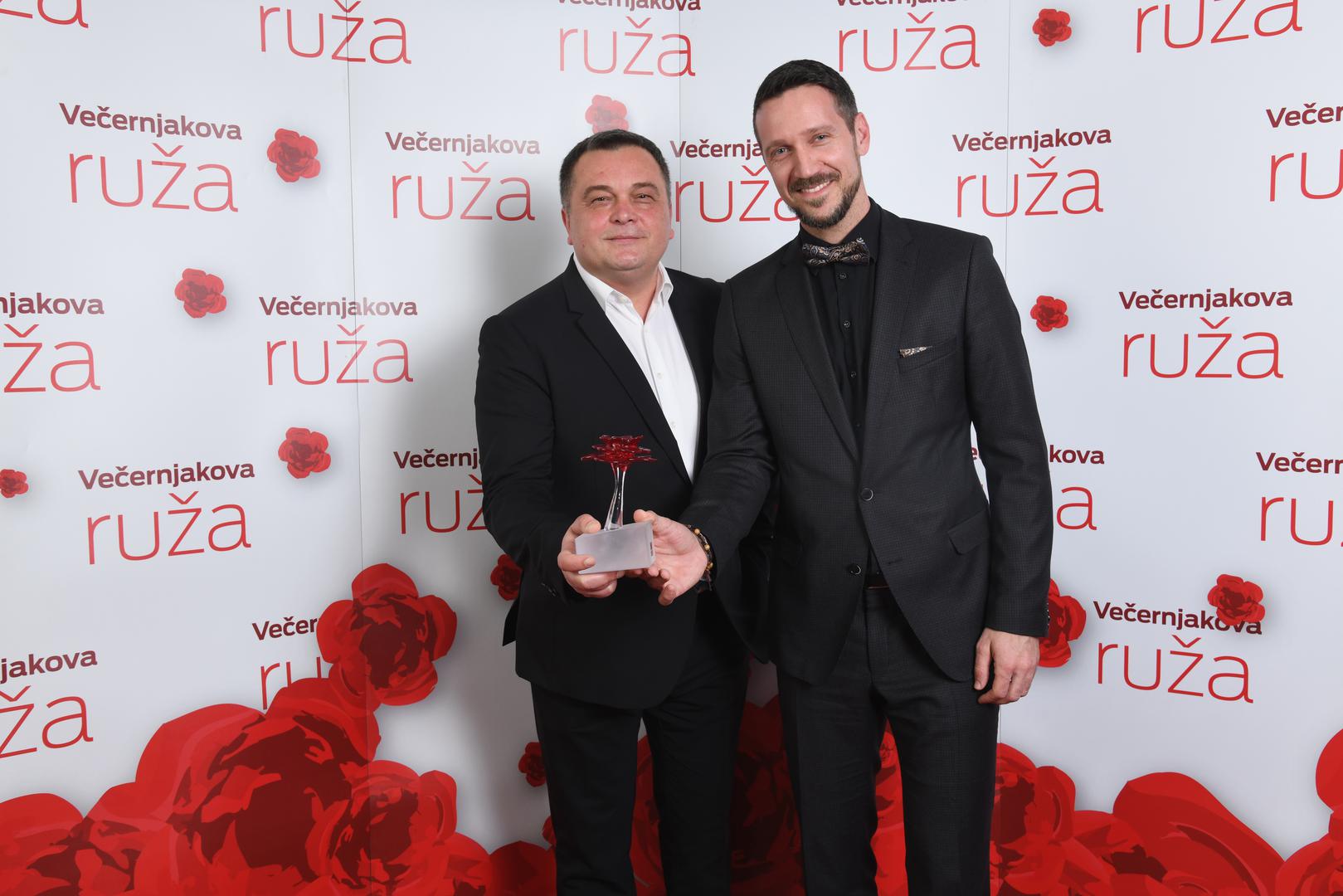 Duško Ćurlić i Ivan Vukušić s Ružom koju je emisija "A strana", čiji su oni voditelji, osvojila u kategoriji tv emisija godine.