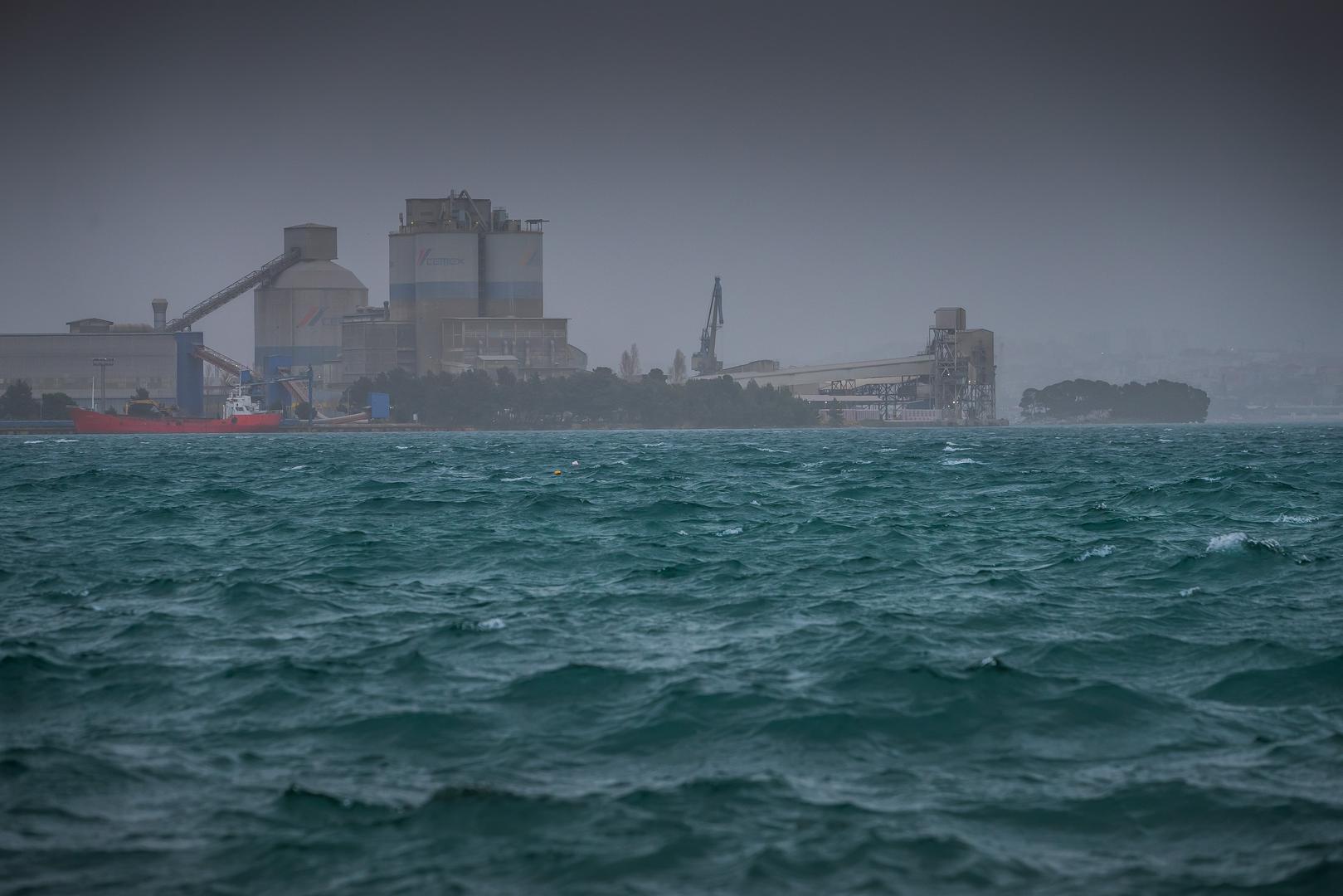 Uz olujno jugo koje je puhalo Dalmacijom stigao je i topli zrak koji je sa sobom dopuhao i veće količine saharskog pijeska.

