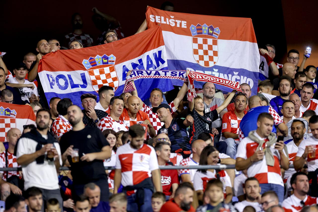 Atmosfera na tribinama tijekom susreta Hrvatske i Crne Gore u kvalifikacijama za Svjetsko prvenstvo