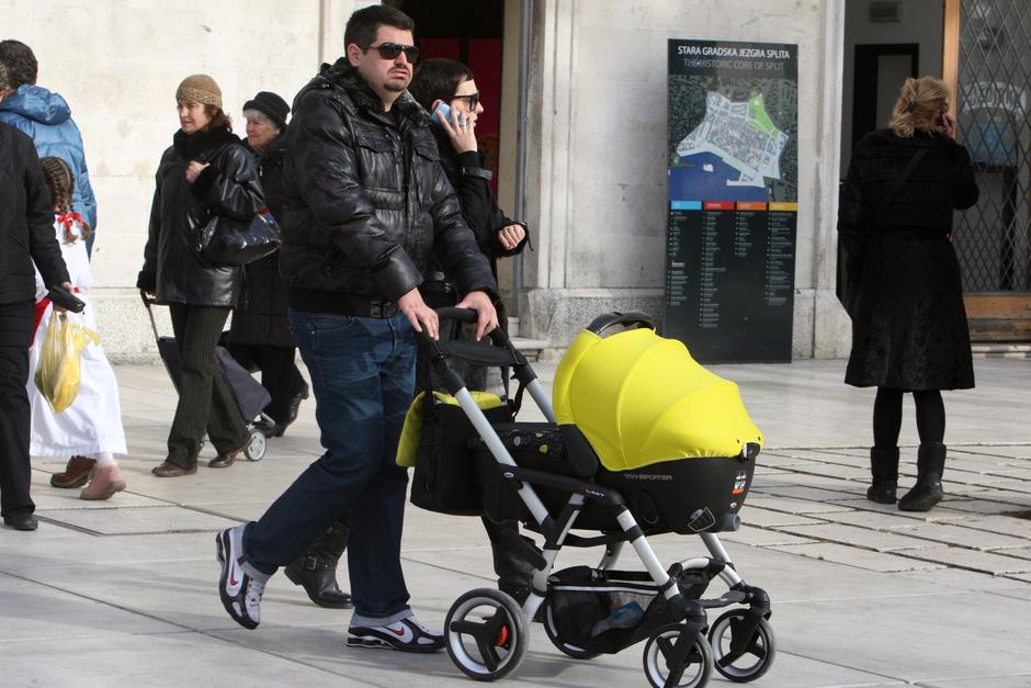 Split: Pjeva? Marko Pecoti? Peco u šetnji gradom s djetetom