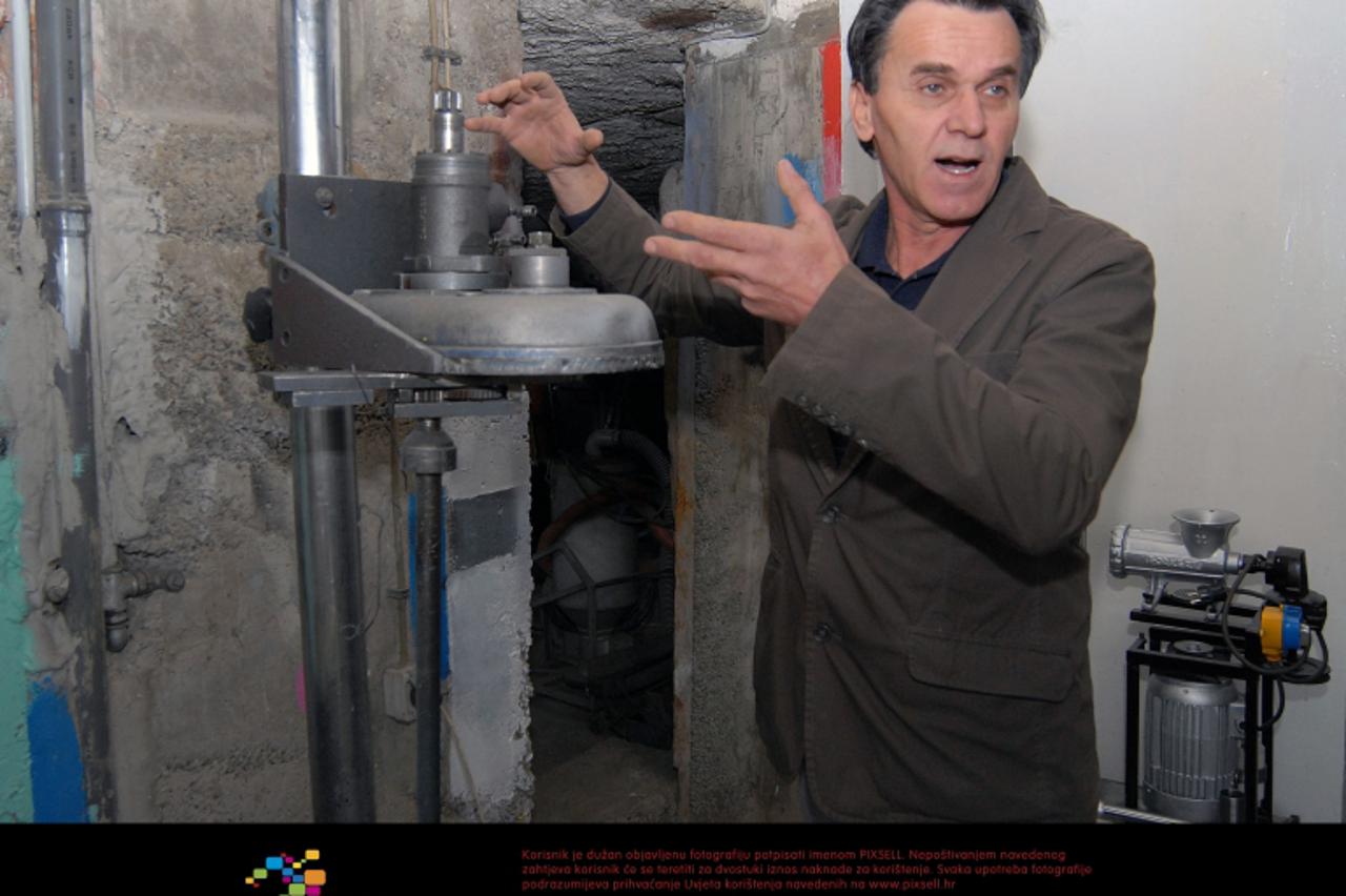 '23.03.2010.,Vinkovc - Vladimir Dolenc,inovator koji je pronasao investitora koji ce proizvoditi njegov hidraulicni uredaj za razmotavanje plasticnih cijevi za vodovod i plinovod,osim ovoga patenta Vl