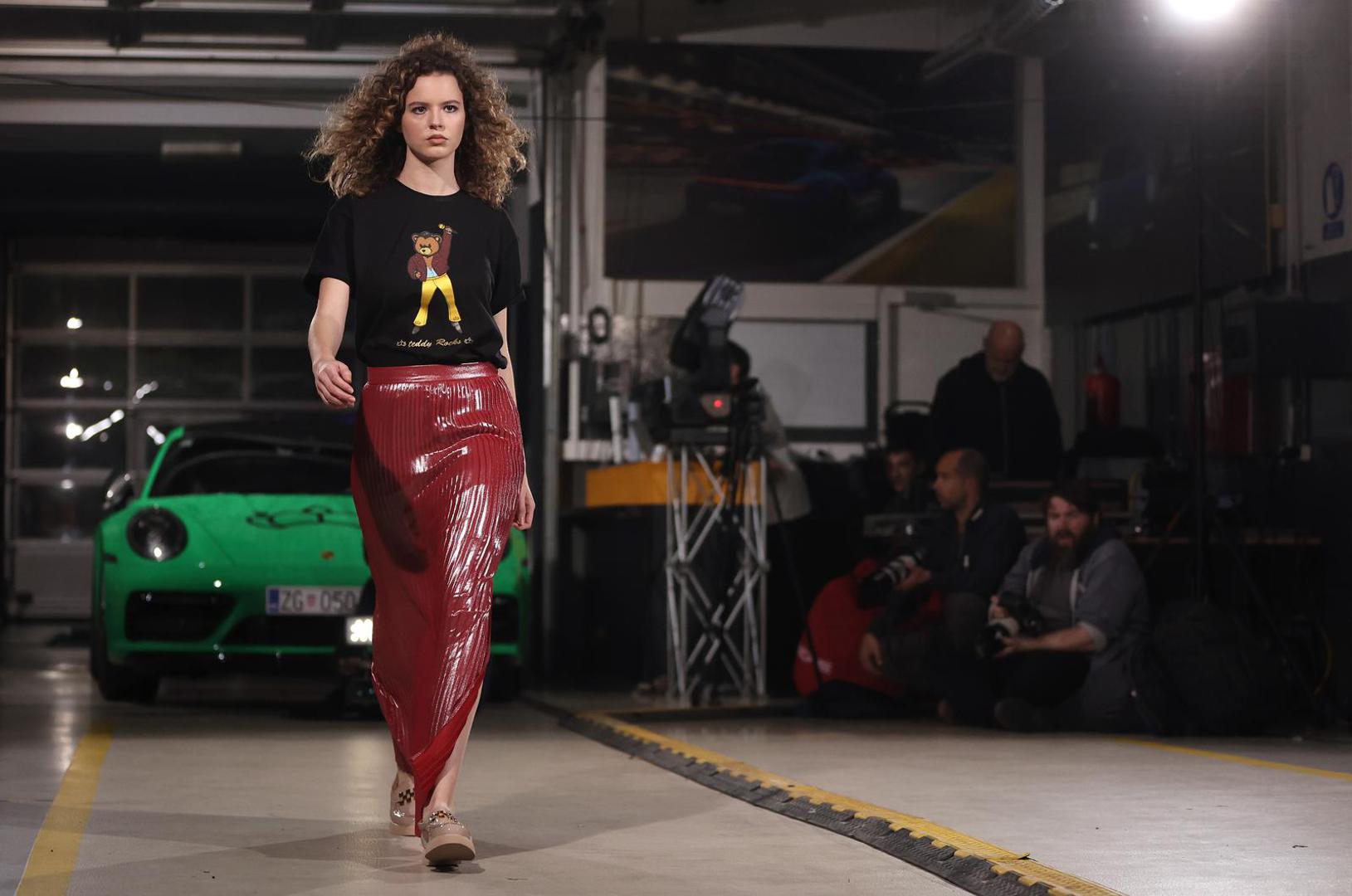 U petak navečer u Porsche centru u Zagrebu održana je revija modnog brenda Duchess, Snježane Schillinger i Antuna Tina Brišara. Nove modele iz publike su došla pogledati i brojna poznata lica. 