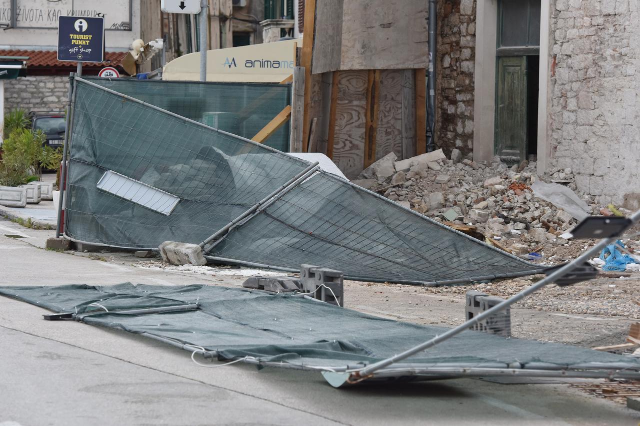 Zagreb: Zbog jakog vjetra u Sopotu se srušilo stablo na automobile, intervenirali vatrogasci