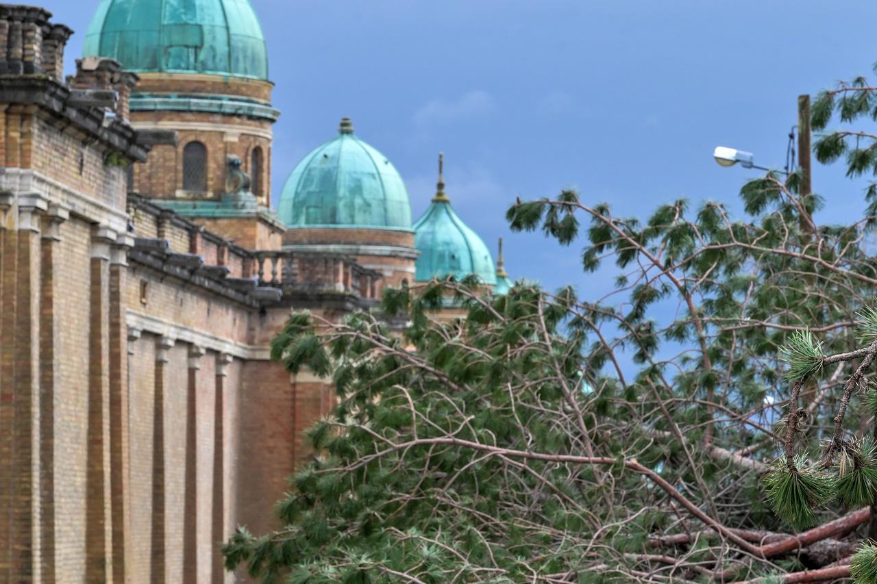 Zagreb: U nevremenu teško  oštećeno gradsko groblje Mirogoj