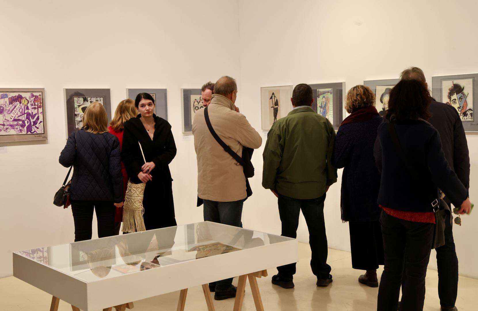 Strast prema crtanju i slikanju Slaven Vidović počeo je razvijati tijekom studija. „Fasciniralo ga je svakodnevno življenje u Pragu, a osobito su ga zanimali prizori iz radničkih predgrađa, radničkih naselja i bolničkih prostora. Nije bio zainteresiran za praške arhitektonske spomenike, već je ljepotu tražio u svakodnevnim, često zaboravljenim trenucima života - u noćnim barovima, kavama i radničkim četvrtima“, izjavila je autorica izložbe