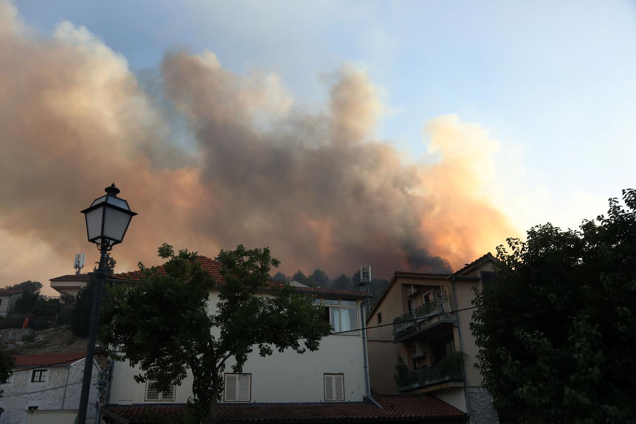 Zaton ostao bez struje, stanovnici na ulicama, a vatra još nije ugašena