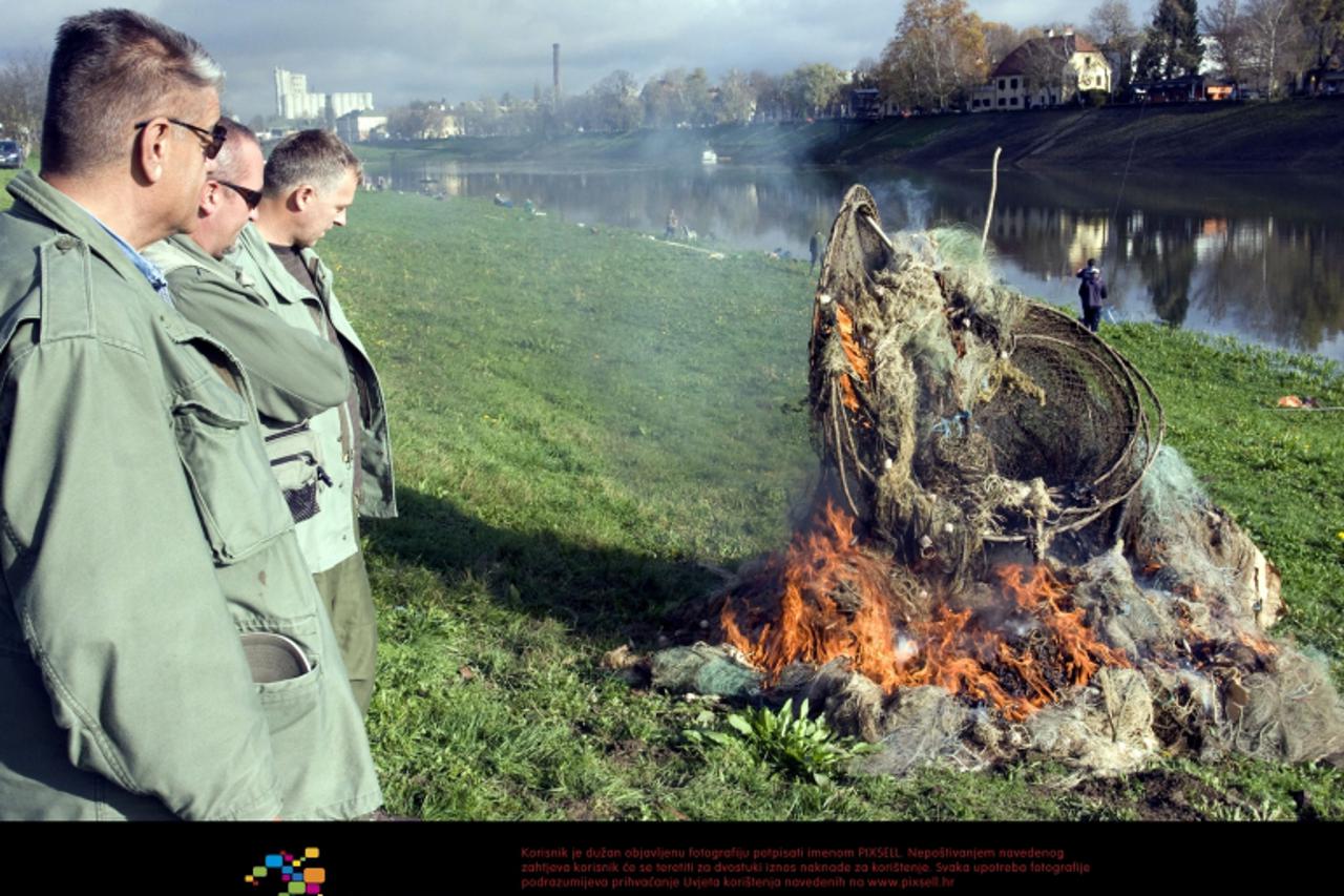 \'19.03.2009., Sisak - Ribocuvari redovito spaljuju mreze zaplijenjene od krivolovaca.  Photo: Nikola Cutuk/Vecernji list\'