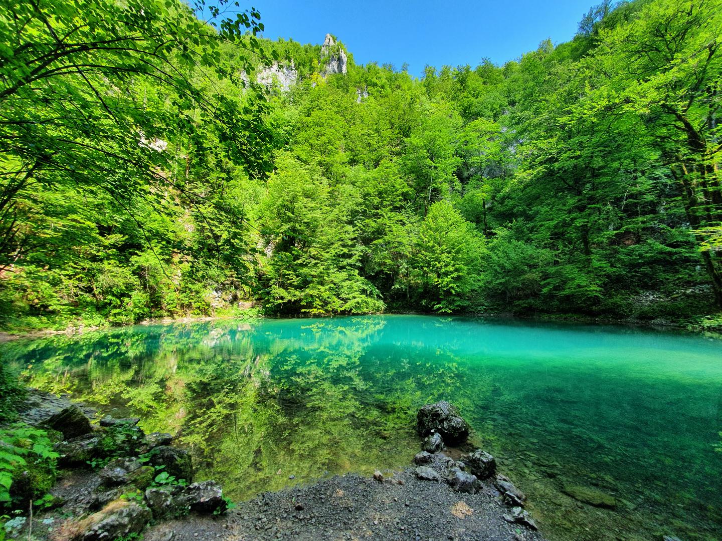 Risnjak, Hrvatska: Na listi se našao i naš prekrasni nacionalni park Risnjak. Planinski, šumoviti nacionalni park Risnjak dobio je ime po jednom od svojih najrjeđih stanovnika, risu. Obuhvaća masive Risnjaka i Snježnika u sjevernom dijelu Dinarskog gorja i važno je stanište smeđih medvjeda, vukova i divokoza. Ptice uključuju tetrijeba i malu sovu; Zabilježeno je 89 vrsta leptira, a tu rastu i razne divlje orhideje. Posjetitelji mogu prošetati do izvora rijeke Kupe, jarko tirkiznog bazena, preko Čudesne doline leptira (35 minuta); slijedite poučnu stazu Leska da biste saznali više o parku ili se popnite na 11 vrhova – Risnjak je najviši s 1528 metara, a odmah iza njega Snježnik s 1506 metara. Panoramski pogledi pružaju se preko cijele Istre, pa sve do Julijskih Alpa u Sloveniji. Ljeti postoje vođene ture promatranja divokoza. Mušičarenje potočne pastrve i lipljena dopušteno je od proljeća do jeseni. U parku živi još samo 60-ak ljudi. 