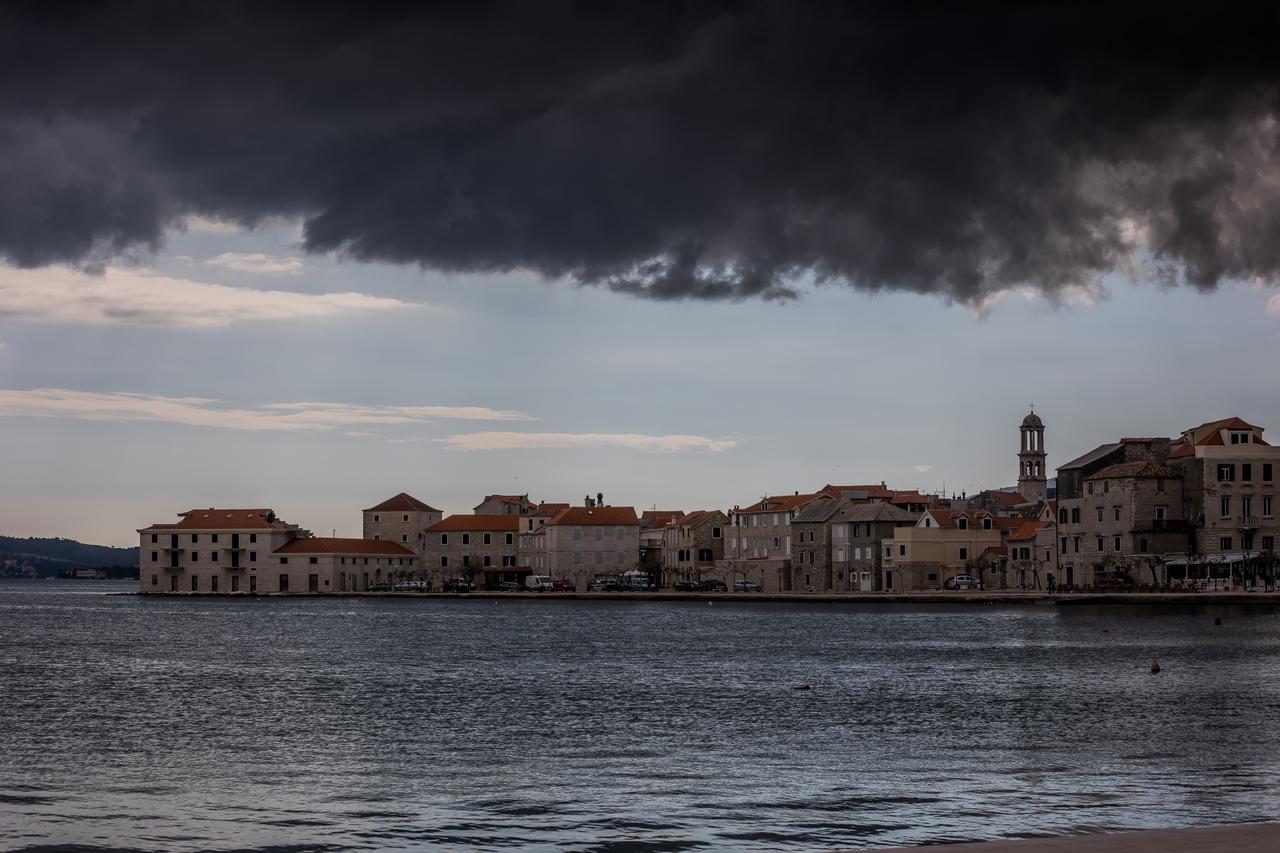 Olujno nebo nad Kaštelima