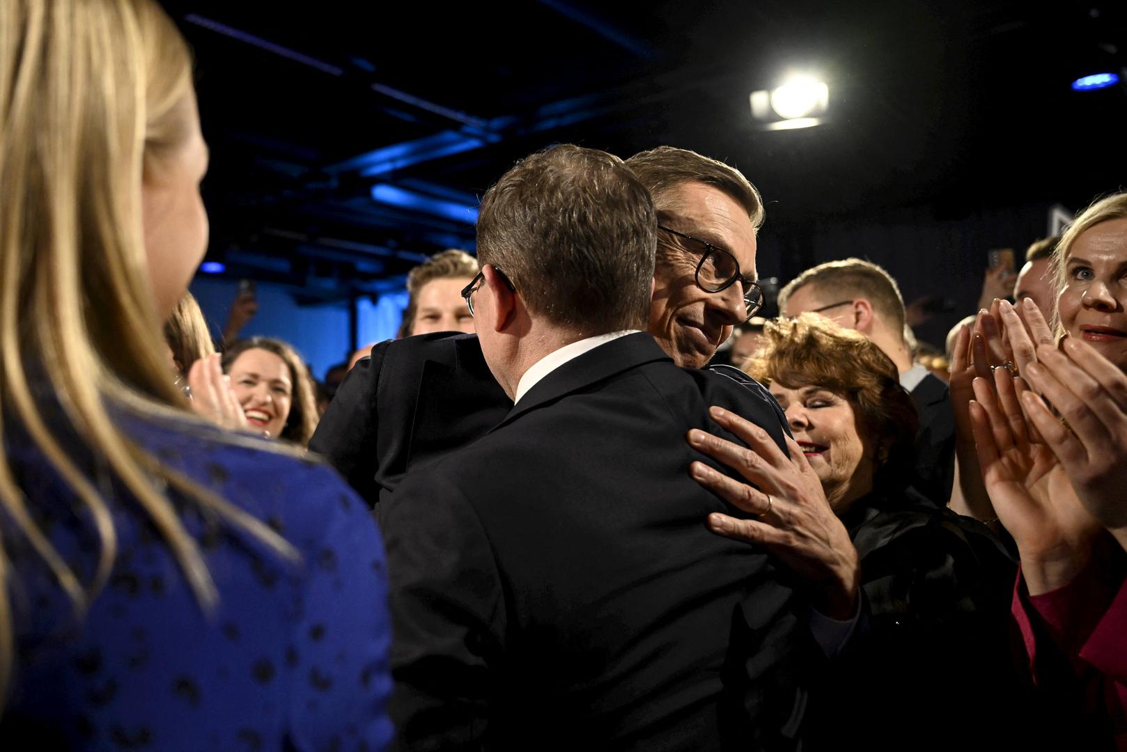 National Coalition Party (NCP) Presidential candidate Alexander Stubb hugs Finnish Prime Minister Petteri Orpo, after hearing the results of the advance votes, at his election reception in Helsinki, Finland, February 11, 2024. Lehtikuva/Emmi Korhonen via REUTERS ATTENTION EDITORS - THIS IMAGE WAS PROVIDED BY A THIRD PARTY. NO THIRD PARTY SALES. NOT FOR USE BY REUTERS THIRD PARTY DISTRIBUTORS. FINLAND OUT. NO COMMERCIAL OR EDITORIAL SALES IN FINLAND. Photo: LEHTIKUVA/REUTERS