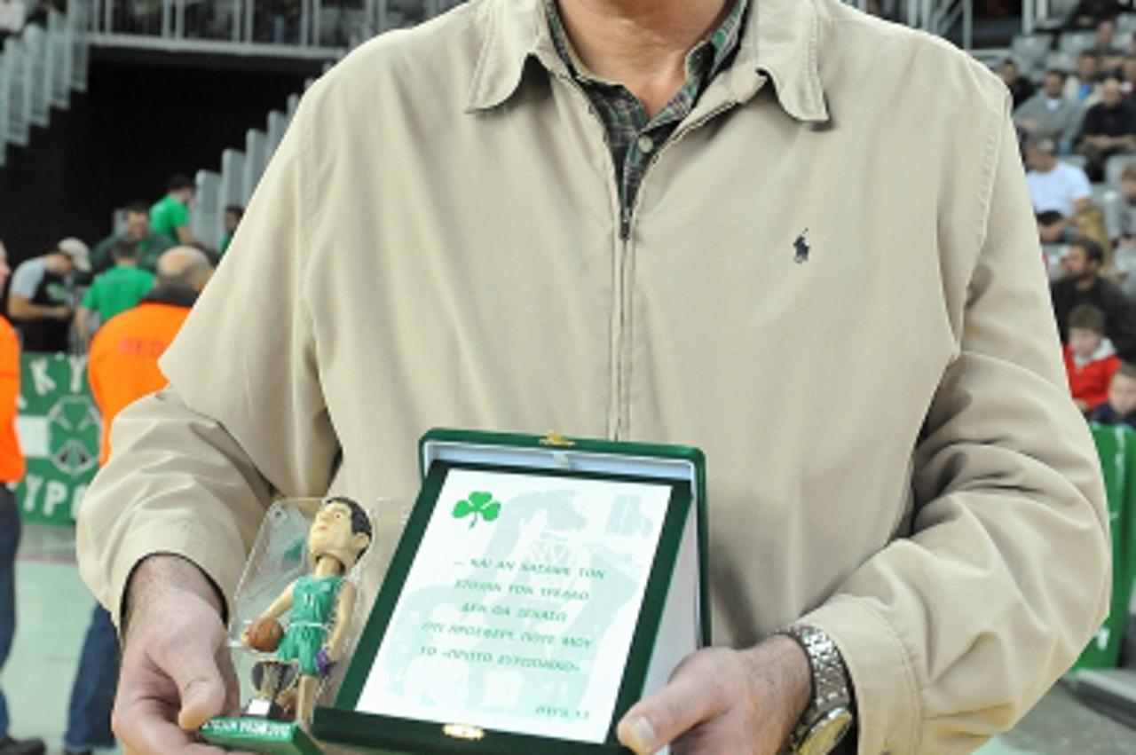 \'26.10.2011., Arena Zagreb, Zagreb - Euroliga, 2. kolo, KK Zagreb CO - Panathinaikos. Stojko Vrankovic primio je priznanje od grckih navijaca Panathinakosa za koji je svojevremeno igrao.  Photo: Gora