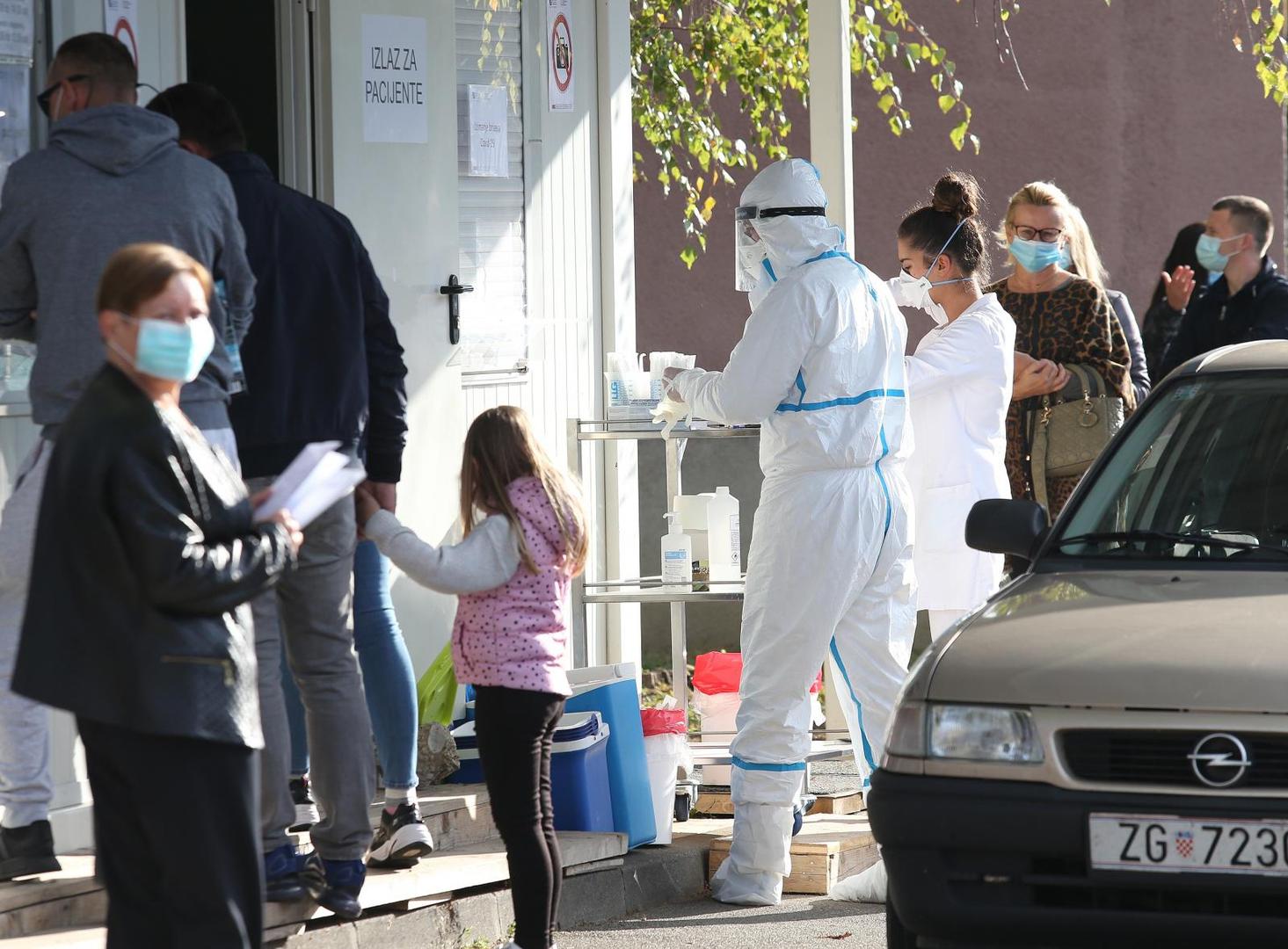 10.10.2020., Zagreb - Velike guzve ispred nastavnog zavoda za javno zdravstvo Andrija Stampar. Gradjani se testiraju na koronavirus. Photo: Marko Prpic/PIXSELL