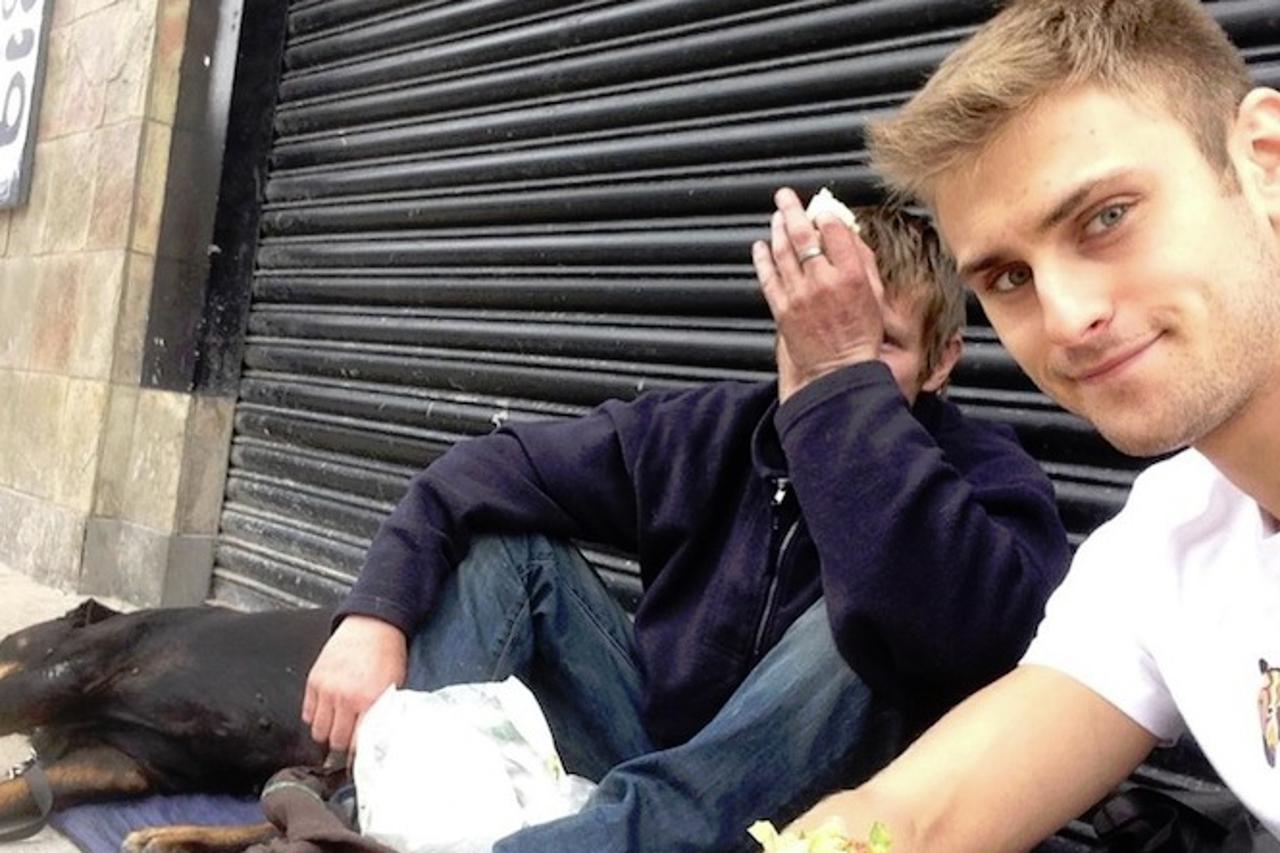 Fotografija pomoći beskućniku postala viralna