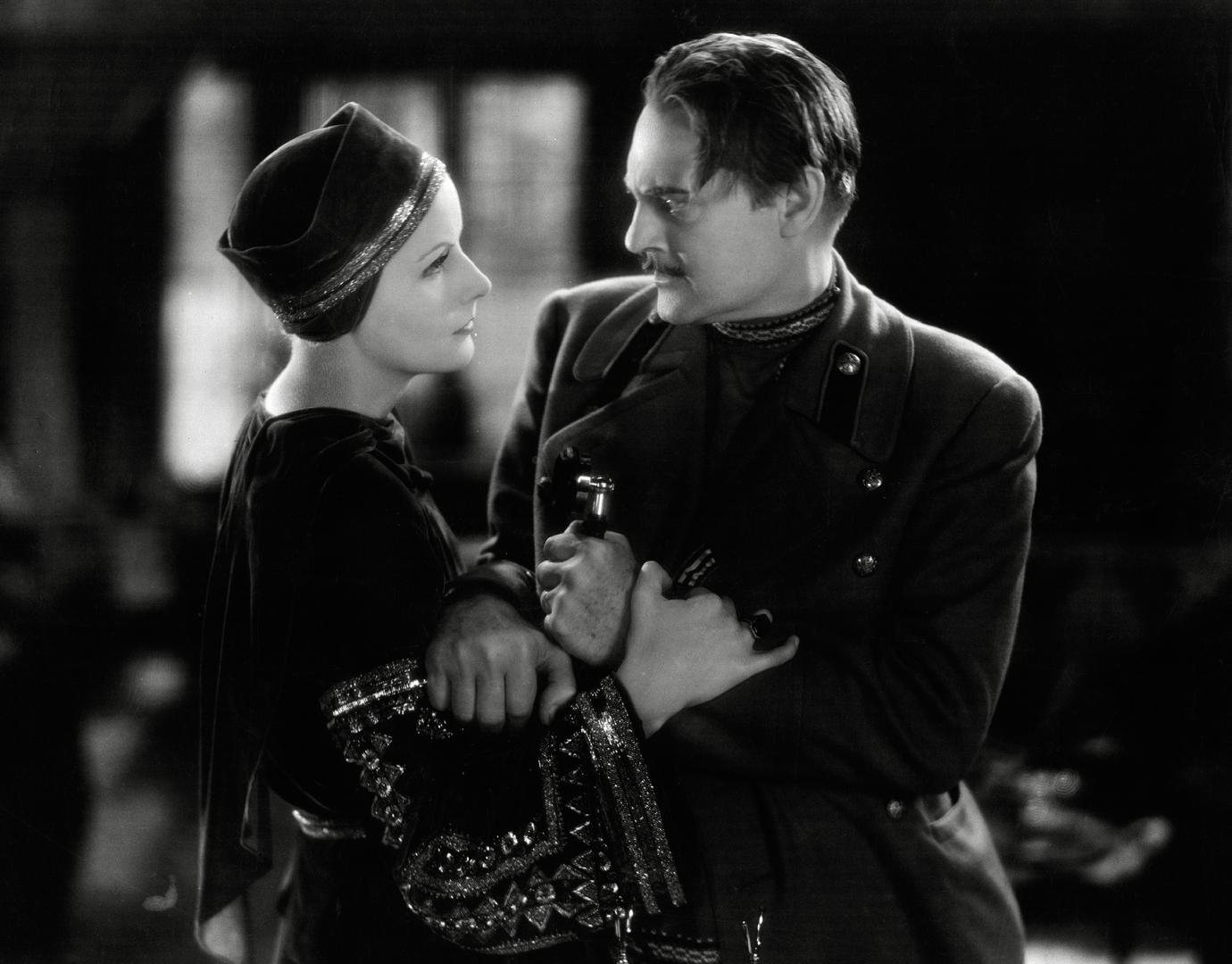 Greta Garbo i Lionel Barrymore u filmu "Mata Hari" (MGM, 1931.)