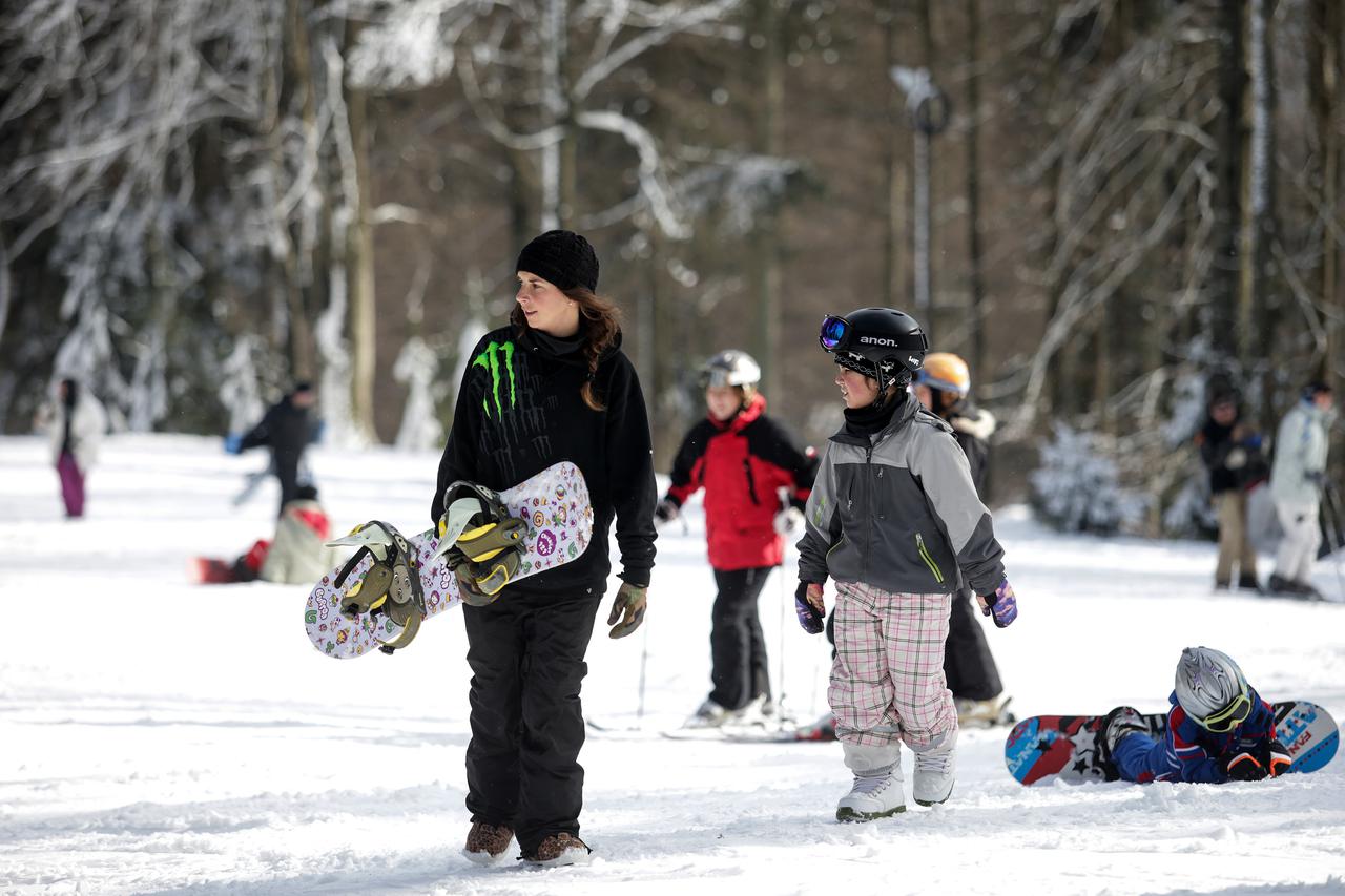 Gradjani uzivaju u skijanju i snowboardingu  na Sljemenu
