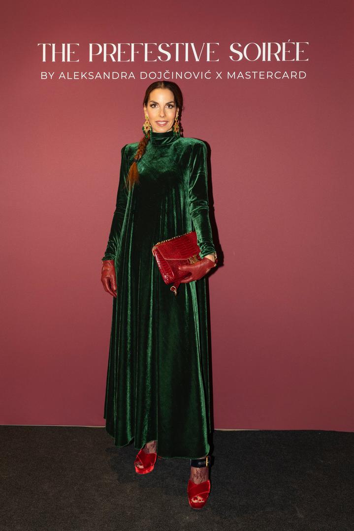 Prvim u nizu Prefestive Soirée by Lei Lou x Mastercard eventom najutjecajnija hrvatska dizajnerica Aleksandra Dojčinović otvorila je predblagdansku sezonu u svom multimedijalnom prostoru Le Concept u zagrebačkoj Ilici 15. Ovom toplom, glamuroznom i nevjerojatno inspirativnom večeri, Aleksandra je, prije svega, željela zahvaliti prijateljicama svog brenda na podršci, no ideja iza projekta bila je puno više od samo predbožićnog druženja.