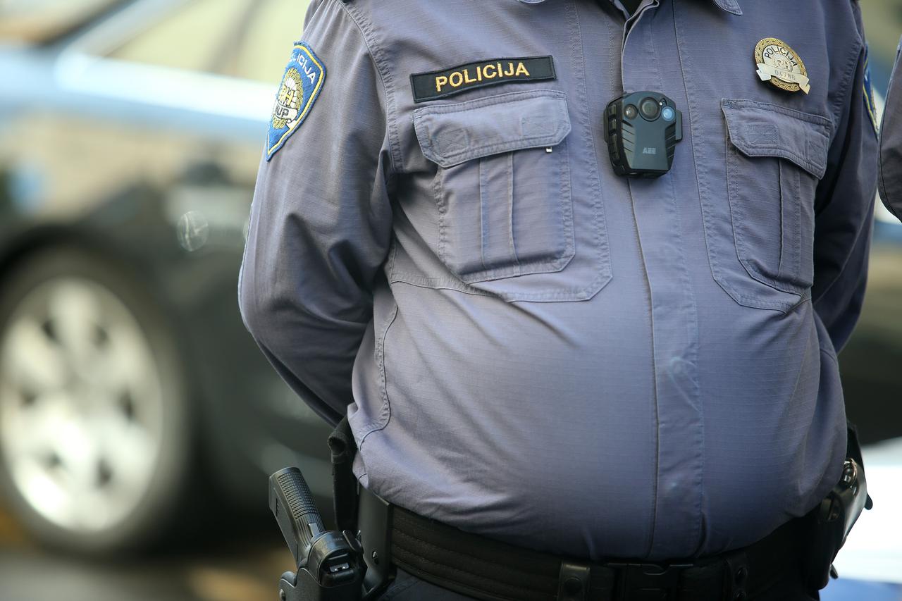 policajac predstavljanje projekta e-policija i projekta u kojem policajci nose kamere