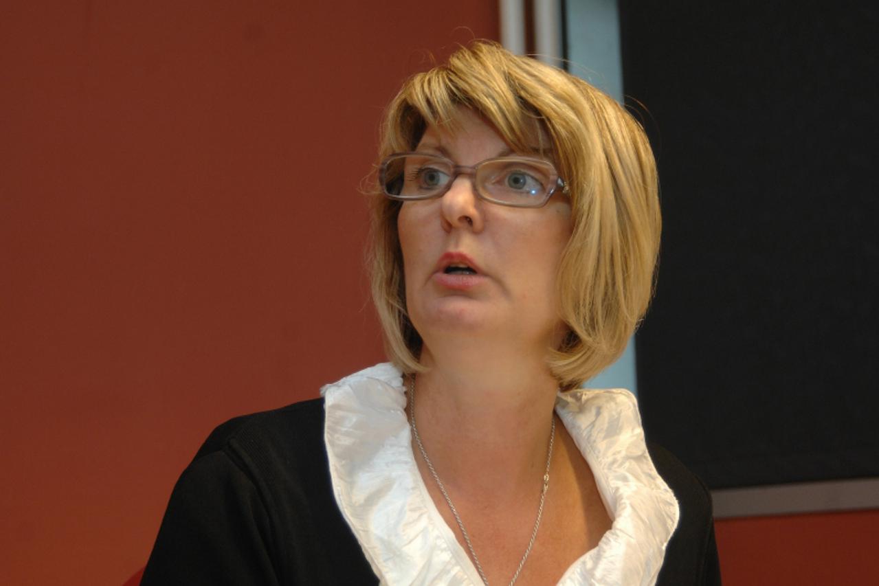 '07.09.2010.Osijek,Hrvatska,velika zainteresiranost osjecana za odlazak u prijevremenu mirovinu,Jadranka Radojevic visi upravni savjetnik podrucne sluzbe HZMO Osijek Photo: Marko Mrkonjic/PIXSELL'