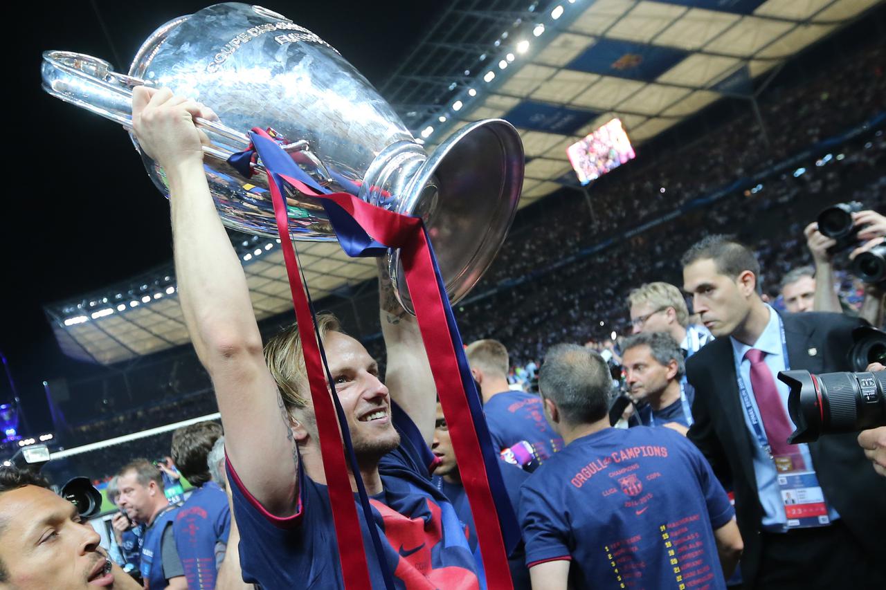 Barcelona's Ivan Rakitic celebrates with the trophy after the UEFA Champions League final soccer match between Juventus FC and FC Barcelona at Olympiastadion in Berlin, Germany, 06 June 2015. Photo: Kay Nietfeld/dpa/DPA/PIXSELL