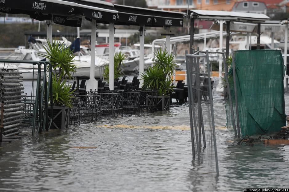 Šibenik: Zbog velike plime policija i ophodnja cesta zaustavili promet