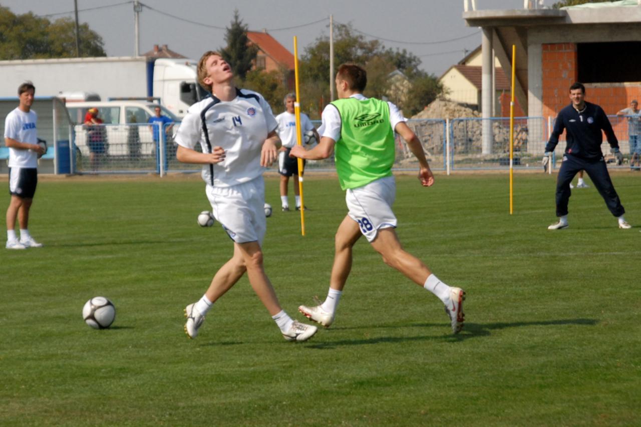 'Sport-Vinkovci-260909-u malom mjestu Stari Jankovci Igraci Hajduka odraduju posljednje treninge uoci nedjeljnog susreta sa Cibaliom foto:Goran Ferbezar/VLM'