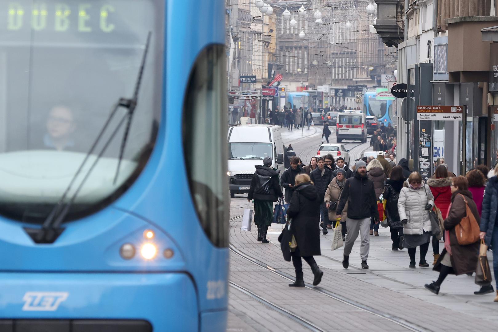 22.12.2023., Zagreb - Zadnjeg radnog dana pred blagdanski produzeni vikend stanje u centru grada je kaoticno, kako u pjesackim zonama tako i u automobilskom i javnom prometu. Za sve one koji niti ove godine nisu uspjeli panirati sve obveze prije guzvi savjet je da cuvaju zivce i iduce godine vise pozornosti posvete planiranju. Photo: Patrik Macek/PIXSELL