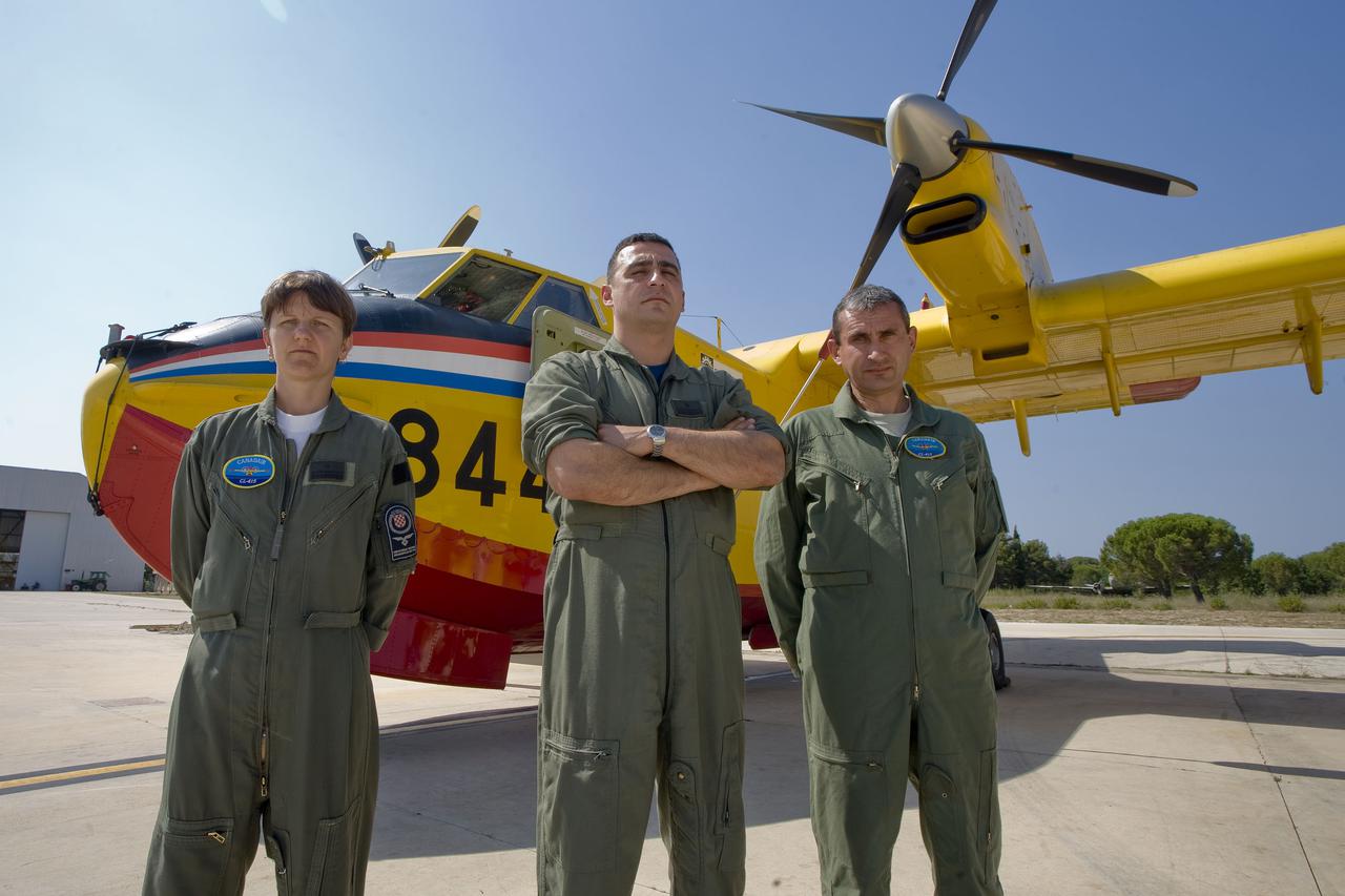Pukovnik Davor Turković (u sredini) zapovjednik je protupožarne eskadrile kanadera, air traktora i helikoptera