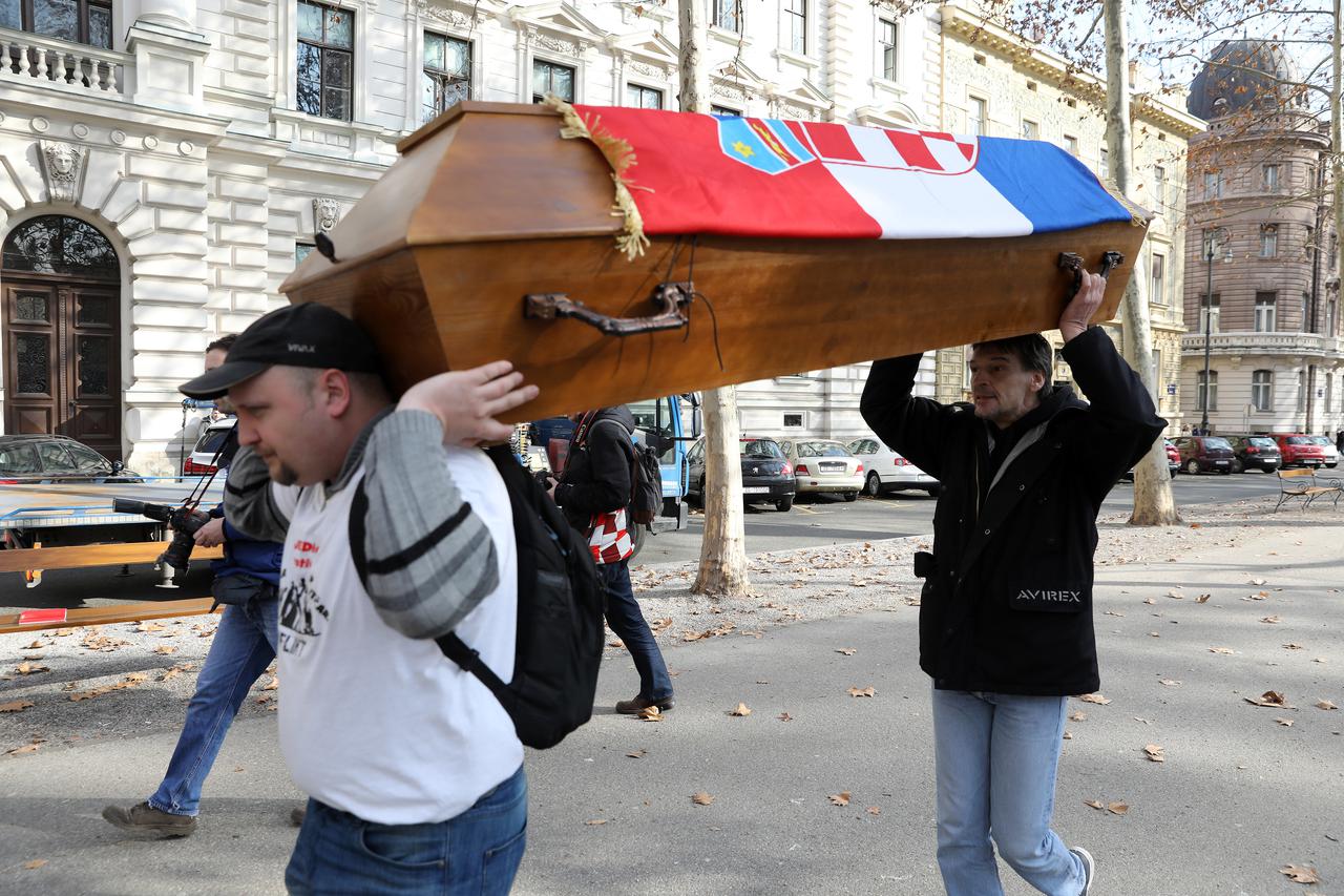 Aktivist Josip donio lijes pokriven hrvatskom zastavom na Trg bana Jelačića
