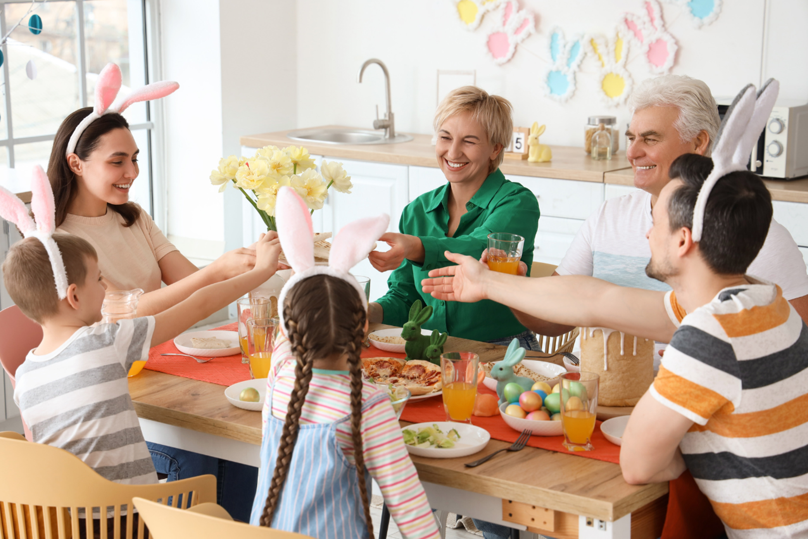 Rak: Ako postoji znak koji je sinonim za obitelj, onda je to Rak. Duboko povezani s domom i korijenima, Rakovi blagdane doživljavaju kao svete rituale koji hrane dušu. Smatraju se istinskim čuvarima obiteljskih tradicija, a najveća im je sreća vidjeti sve generacije za istim stolom. Kao domaćini su nenadmašni jer intuitivno osjećaju potrebe drugih, stvarajući sigurnu luku ispunjenu toplinom i mirisom domaće hrane, gdje se svaki gost osjeća istinski voljeno i zbrinuto.