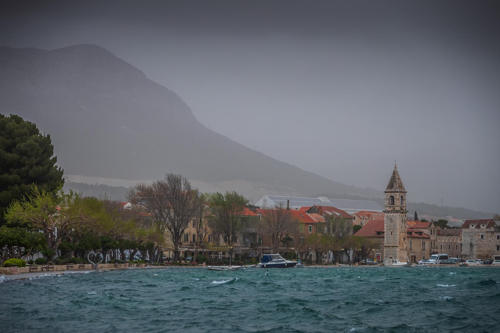 U večernjim satima očekuje se veća promjena vremena, najavljeno je grmljavinsko nevrijeme. 